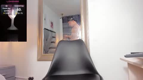 lianfox_ online show from December 4, 2025, 2:04 pm