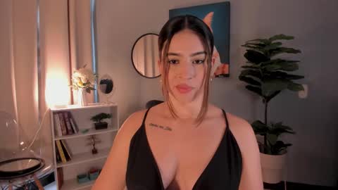 Lia online show from November 3, 2025, 12:39 pm