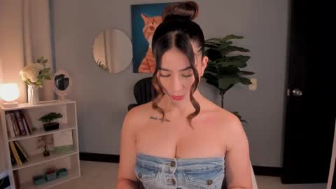 Lia online show from December 19, 2025, 2:24 pm