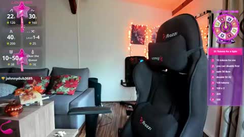 LiaQuinn online show from October 15, 2025, 11:10 am