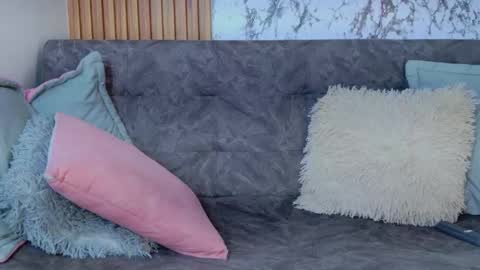 liaross online show from October 4, 2025, 2:20 am