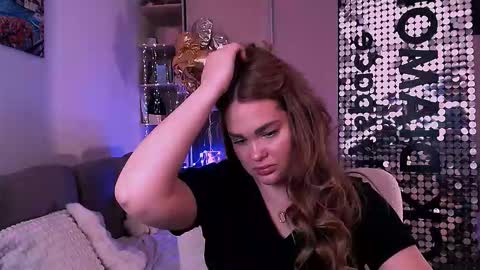 libra_mia online show from November 14, 2025, 8:46 am