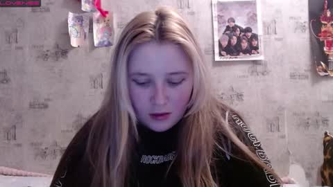 light_lunaa online show from November 17, 2025, 12:44 pm