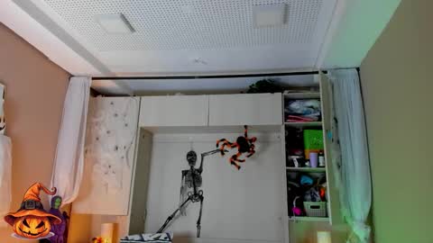         online show from October 9, 2025, 11:41 am