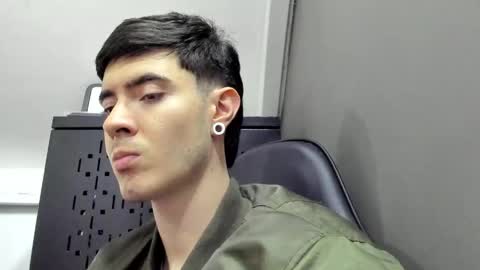 liio____ online show from May 17, 2026, 5:49 am