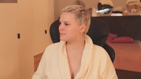 likaaberry online show from November 25, 2025, 11:43 am