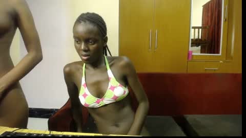 Snapshot of lil_doll_melanin chatting on April 18, 2026, 5:00 am Uni online show from April 18, 2026, 5:00 am