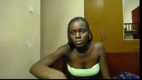 Snapshot of lil_doll_melanin chatting on May 15, 2026, 9:00 pm Uni online show from May 15, 2026, 9:00 pm
