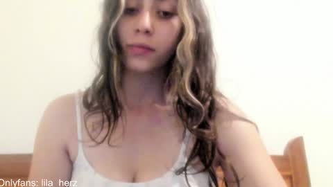 Snapshot of lila_herz chatting on December 14, 2024, 1:17 am Ren online show from December 14, 2024, 1:17 am