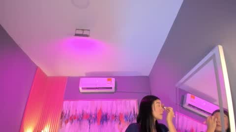 holis soy lily chang no olvides el pulgar arriba es muy importante para mi 3 independent model online show from February 24, 2026, 7:45 pm