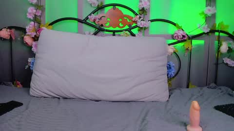 Snapshot of lilianslow chatting on February 1, 2025, 2:02 pm hi guys Im new here Im 18 years oldIve never had sex online show from February 1, 2025, 2:02 pm