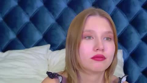 LiliLinn online show from November 29, 2025, 8:28 am