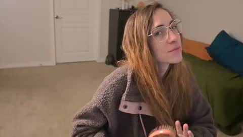 L online show from February 28, 2025, 12:20 pm