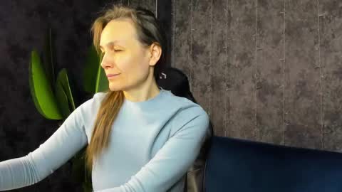 lillian_white1 online show from April 17, 2026, 12:57 am