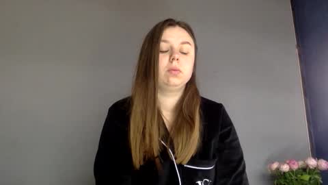 Snapshot of lillianx9zbld chatting on October 21, 2025, 7:31 am Lily online show from October 21, 2025, 7:31 am