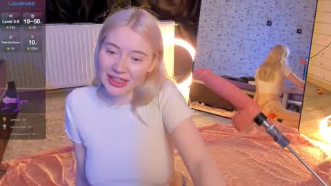 Snapshot of lillie_berry chatting on February 7, 2026, 5:00 am lillie_berry online show from February 7, 2026, 5:00 am