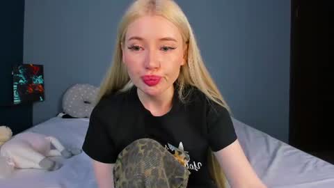 Snapshot of lillie_berry chatting on June 30, 2026, 5:19 am lillie_berry online show from June 30, 2026, 5:19 am