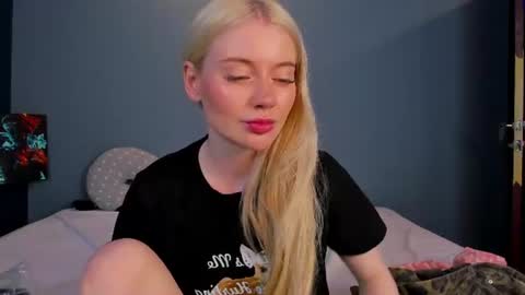 Snapshot of lillie_berry chatting on July 4, 2026, 5:24 am lillie_berry online show from July 4, 2026, 5:24 am