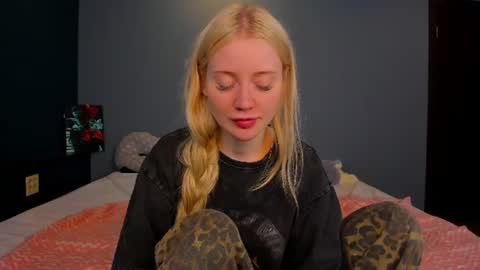 Snapshot of lillie_berry chatting on July 12, 2026, 5:09 am lillie_berry online show from July 12, 2026, 5:09 am
