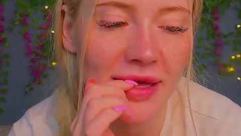 Snapshot of lillie_berry chatting on July 16, 2026, 5:35 am lillie_berry online show from July 16, 2026, 5:35 am