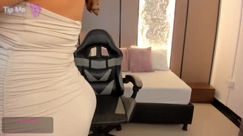 L I L L Y online show from December 21, 2025, 12:23 pm