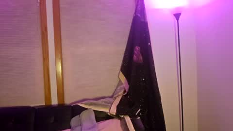 Luna online show from May 4, 2026, 3:46 am