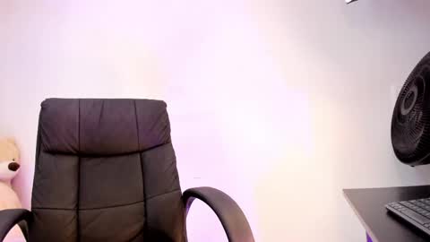 lily_cash1 online show from April 8, 2026, 5:46 pm