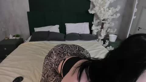 Snapshot of lily_sterling chatting on May 7, 2026, 9:36 am lily online show from May 7, 2026, 9:36 am