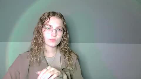 Snapshot of lily_tayberry chatting on September 19, 2025, 6:04 am small lily online show from September 19, 2025, 6:04 am
