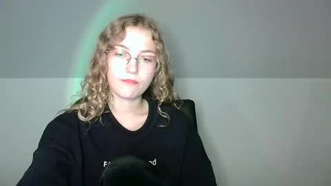 Snapshot of lily_tayberry chatting on October 1, 2025, 3:18 pm small lily online show from October 1, 2025, 3:18 pm