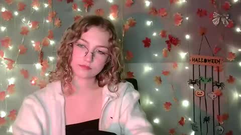 Snapshot of lily_tayberry chatting on October 2, 2025, 3:41 pm small lily online show from October 2, 2025, 3:41 pm