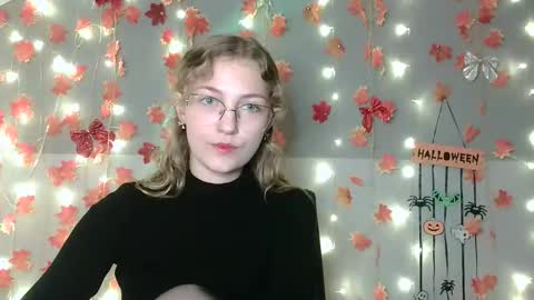 Snapshot of lily_tayberry chatting on October 7, 2025, 11:40 am small lily online show from October 7, 2025, 11:40 am
