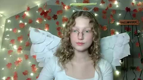 Snapshot of lily_tayberry chatting on October 28, 2025, 6:32 pm small lily online show from October 28, 2025, 6:32 pm