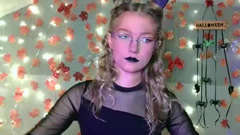 Snapshot of lily_tayberry chatting on October 29, 2025, 6:09 pm small lily online show from October 29, 2025, 6:09 pm