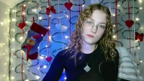Snapshot of lily_tayberry chatting on November 10, 2025, 6:18 pm small lily online show from November 10, 2025, 6:18 pm