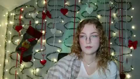 Snapshot of lily_tayberry chatting on December 4, 2025, 6:16 pm small lily online show from December 4, 2025, 6:16 pm