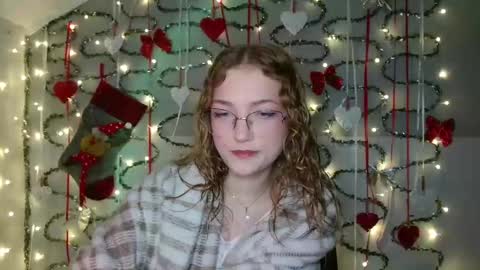 Snapshot of lily_tayberry chatting on December 15, 2025, 6:12 pm small lily online show from December 15, 2025, 6:12 pm