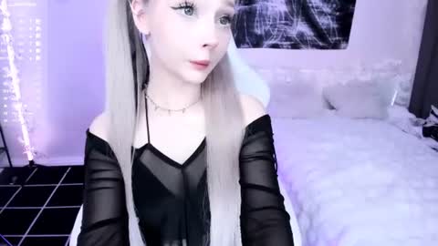 Snapshot of lily_weep chatting on June 10, 2026, 9:46 pm Lily online show from June 10, 2026, 9:46 pm
