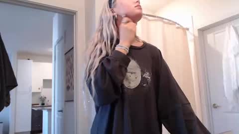 Lily Monroe online show from November 13, 2025, 1:43 pm