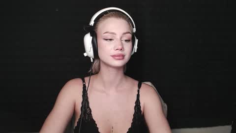 linacute52 online show from November 13, 2025, 5:56 pm