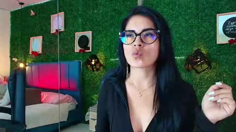 Lina  online show from November 10, 2025, 11:53 am