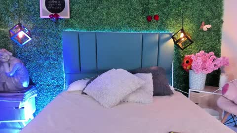 Lina  online show from April 7, 2026, 12:27 pm