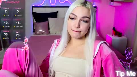 I am Lina online show from October 11, 2025, 2:04 pm