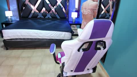  Linda  online show from February 17, 2025, 6:04 pm