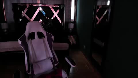  Linda  online show from February 17, 2025, 9:08 pm