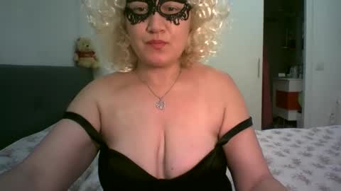 LindaXSmile online show from February 24, 2025, 12:41 am