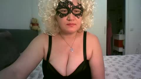 LindaXSmile online show from February 24, 2025, 7:41 pm