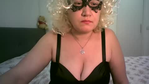 LindaXSmile online show from February 24, 2025, 10:47 pm