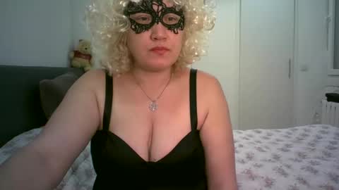 LindaXSmile online show from February 26, 2025, 8:00 pm