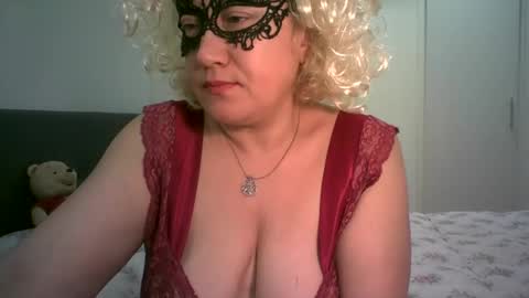LindaXSmile online show from March 4, 2025, 8:38 pm